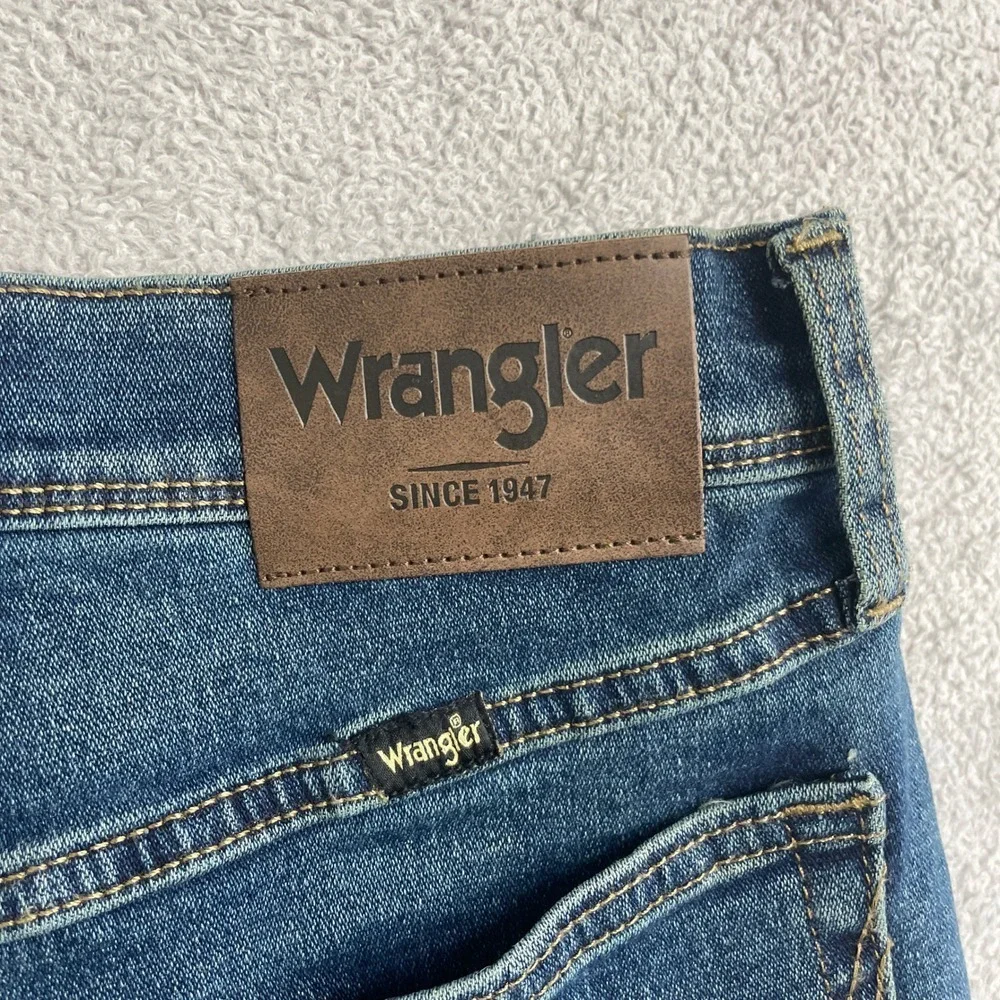 NEW Wrangler Men's Size 32x30 Relaxed Fit Dark Blue Stretch Jeans